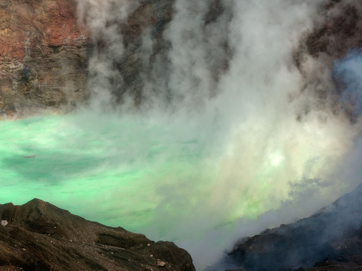 Viewing the Aso Volcano Crater_4