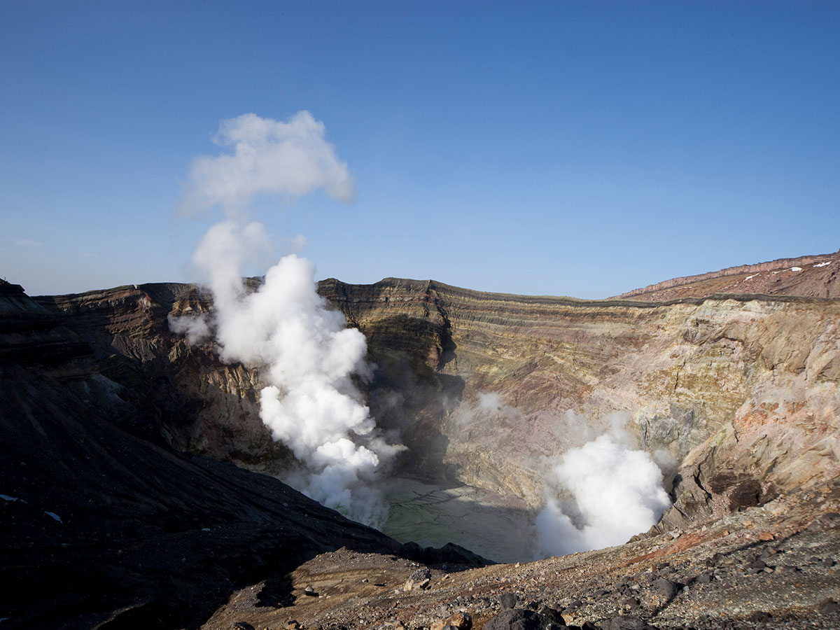 Viewing the Aso Volcano Crater_2