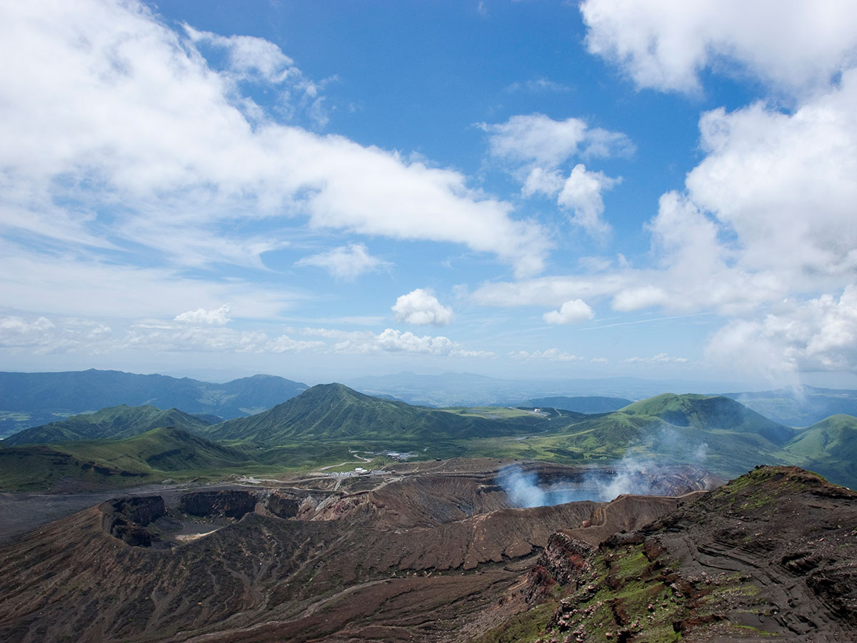 Viewing the Aso Volcano Crater_3