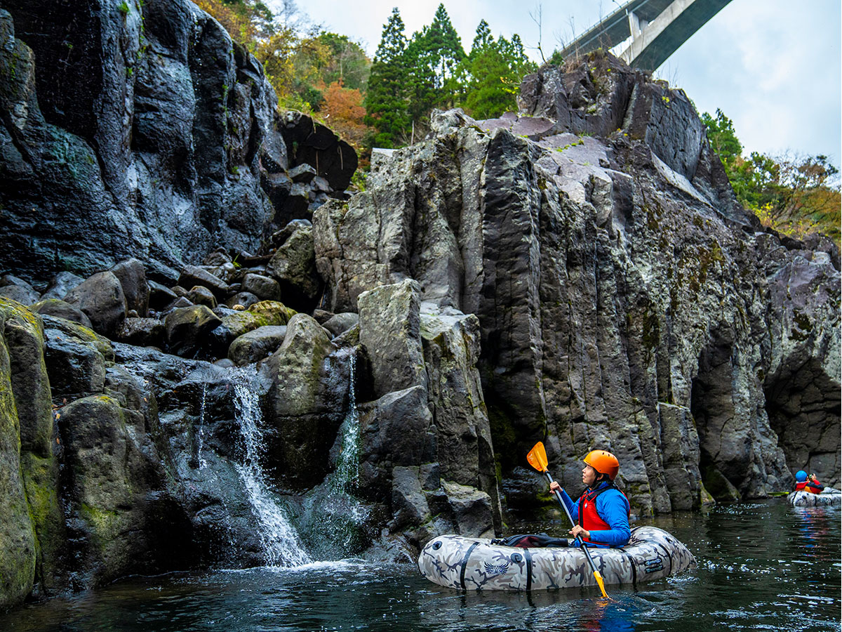 A mystical journey to a hidden waterfall “Takachiho Packrafting”_2